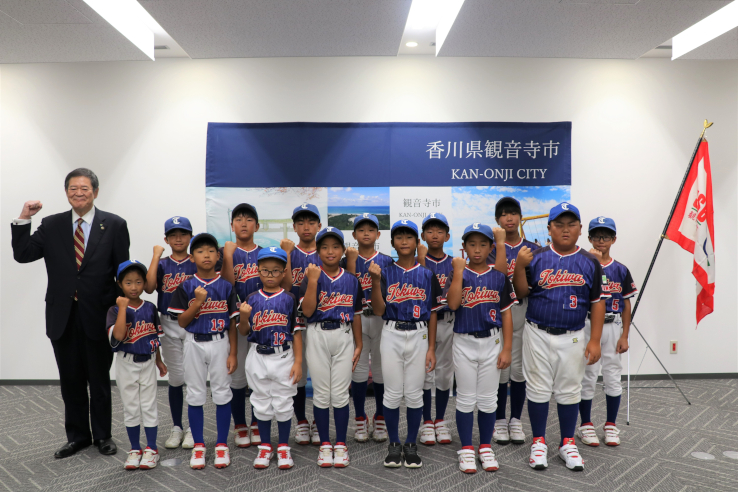佐伯市長と常磐少年ソフトボールクラブのみなさん