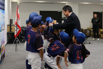 佐伯市長が選手一人ひとりとグータッチ。