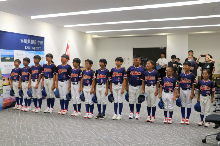 激励会の最後に、整列して佐伯市長に挨拶をする常磐少年ソフトボールクラブのみなさん