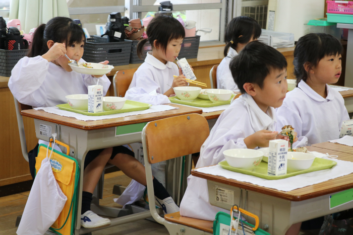 給食を食べる児童