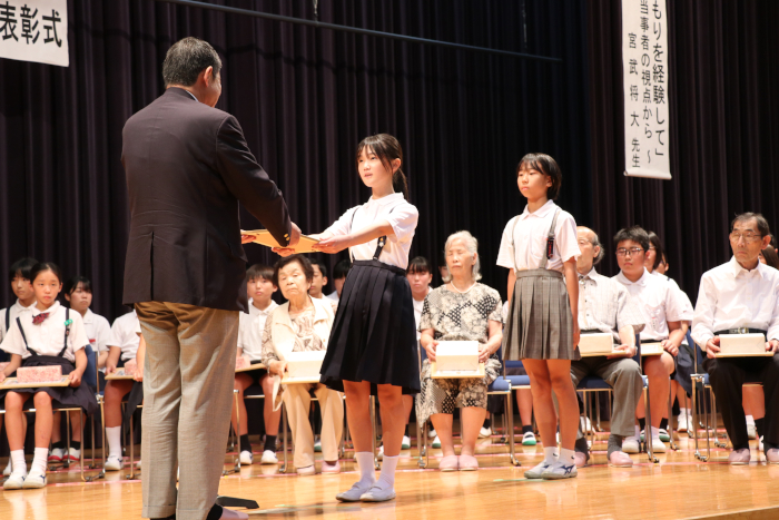 賞状を授与