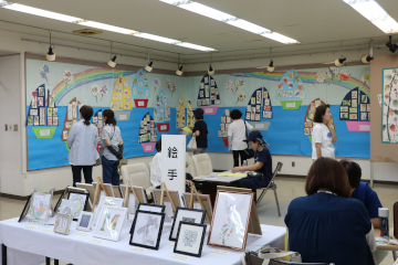 絵手紙展に訪れた人々