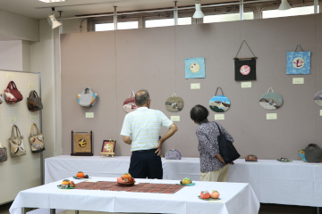 パッチワーク展の作品を見る人々