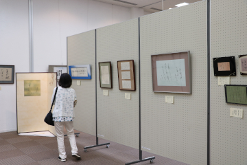 書道作品を見る人