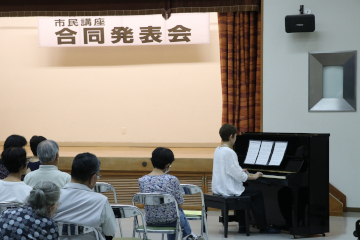 ピアノを演奏する受講生
