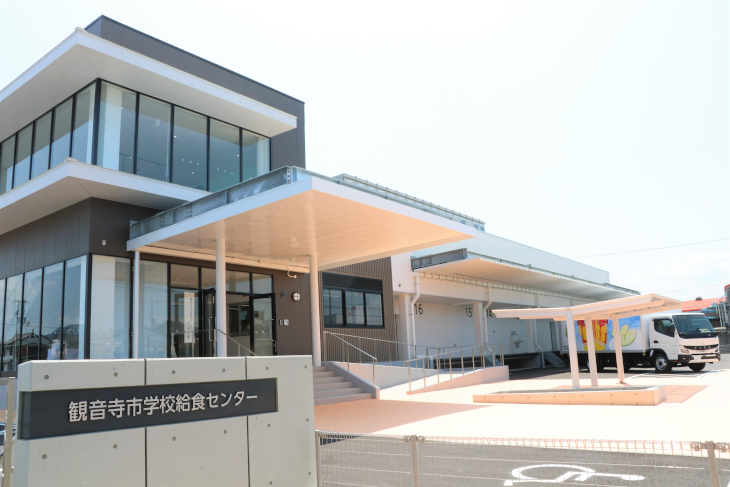 新しい学校給食センターの外観写真