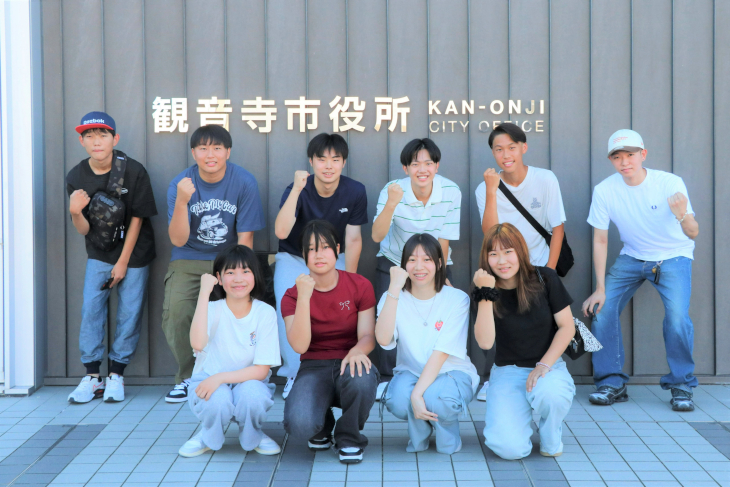 観音寺市民親善訪問団の集合写真