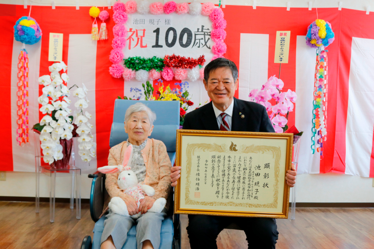 100歳顕彰訪問の様子
