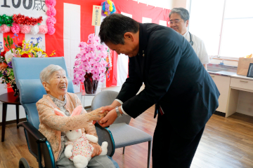 100歳顕彰訪問の様子