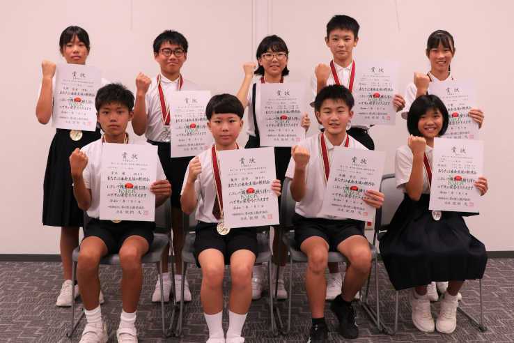 ガッツポーズをする日清食品カップ第41回全国小学生陸上競技交流大会に出場する皆さん