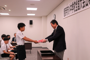 佐伯市長から記念品を受け取る宮本縁さん