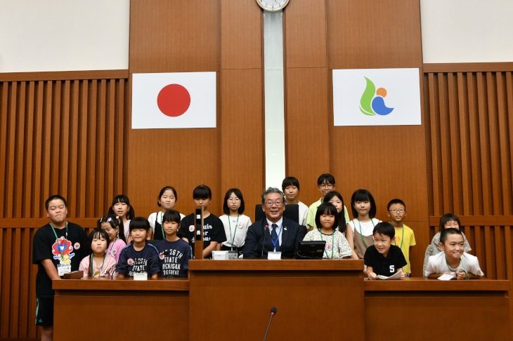 議場見学会参加者の集合写真