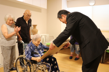 佐伯市長から顕彰状を受け取る合田さん