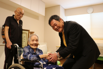 佐伯市長と握手をする合田さん