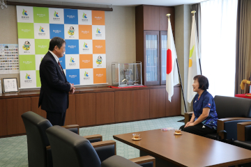 杉村さんにお祝いの言葉を述べる佐伯市長