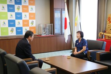 佐伯市長に思いを話す杉村さん