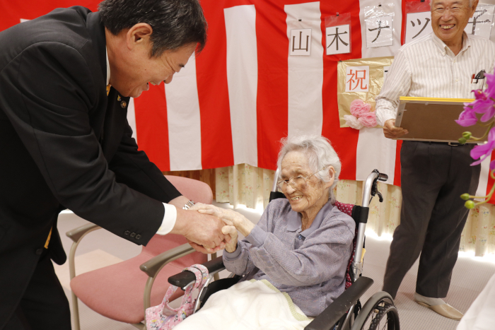 市長と握手