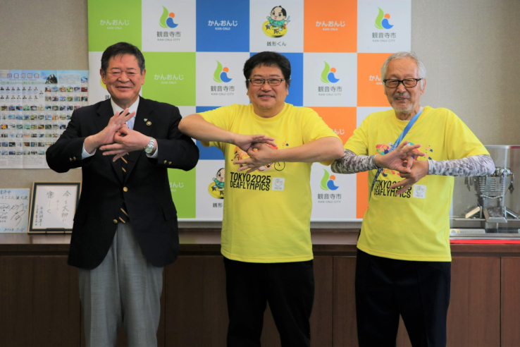 デフリンピックの手話言語表現で記念撮影