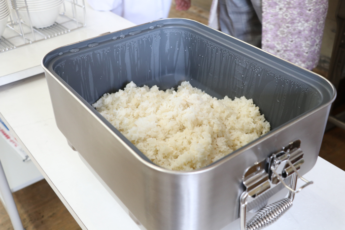 保温食缶に入ったご飯