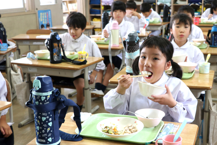 給食を食べる児童
