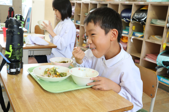 給食を食べる児童