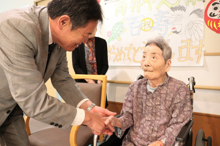 市長と握手をする筒井さん