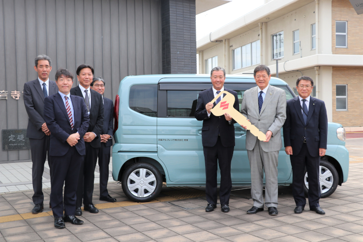 寄贈された福祉車両の前で集合写真