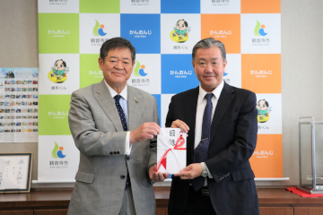 一緒に目録を持つ佐伯市長と清下洋介代表取締役社長