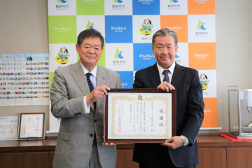 感謝状を持つ佐伯市長と清下洋介代表取締役社長