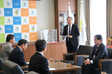 あいさつを述べる清下洋介代表取締役社長