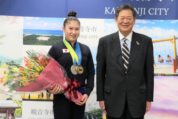 三好はつね選手と佐伯市長の写真