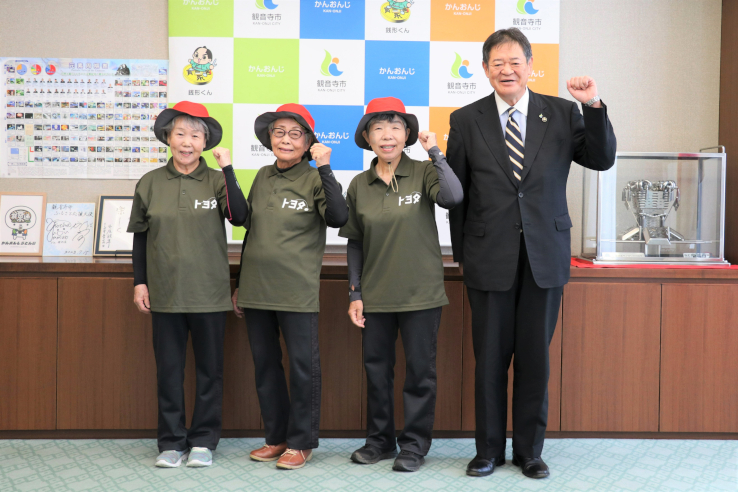 豊田ペタンク同好会トヨタなでしこの３人と佐伯市長