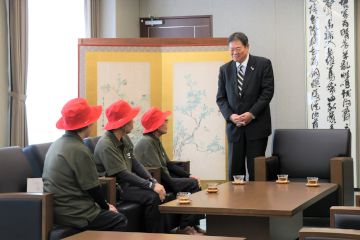 豊田ペタンク同好会トヨタなでしこの３人に激励の言葉を述べる佐伯市長