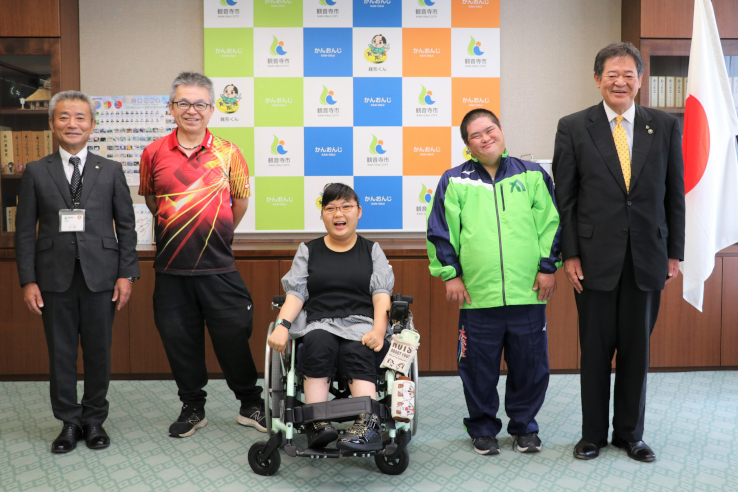 佐伯市長と十河教育長と出場者３人