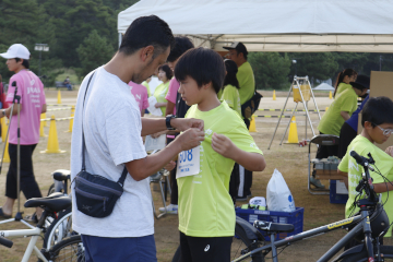 ゼッケンをつける選手