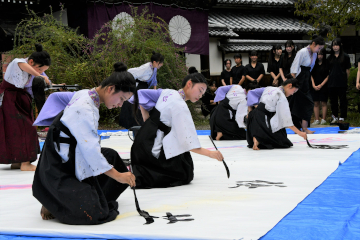 書道パフォーマンスをする高校生たち