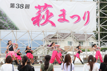 子どもたちによるダンスステージ