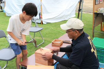 五郷里づくりの会の方に教わりながら、巣箱づくりを体験する男の子