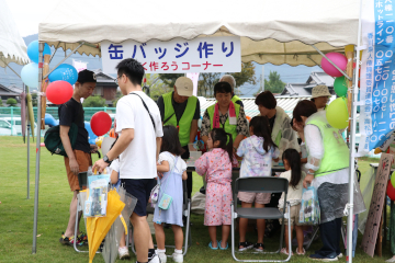 たくさんの子どもが集まった缶バッチ作り体験コーナー
