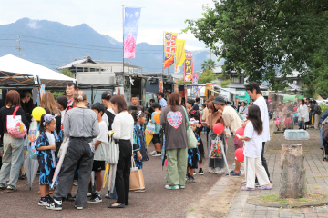 たくさんの人で賑わう青空市
