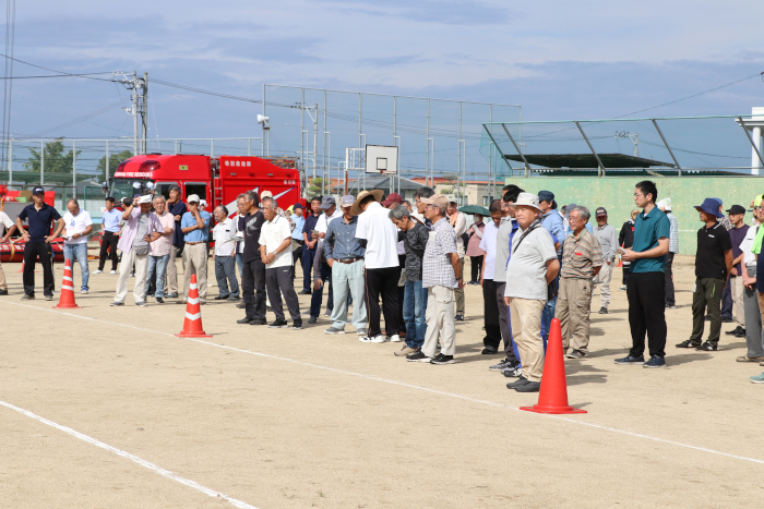 訓練を見学する住民