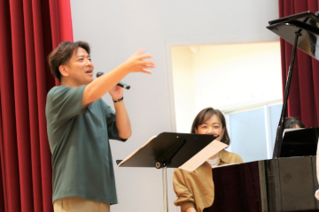 藤木大地さんと大野原中学校合唱団とのリハーサル風景