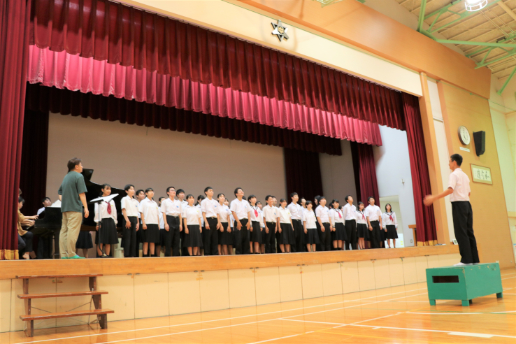 藤木大地さんと大野原中学校合唱団とのリハーサル風景