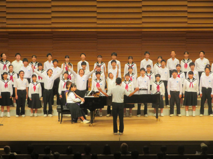 藤木大地さんと大野原中学校合唱団とのリサイタル風景