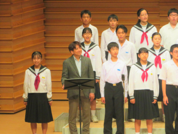 藤木大地さんと大野原中学校合唱団とのリサイタル風景