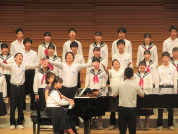 藤木大地さんと大野原中学校合唱団とのリサイタル風景