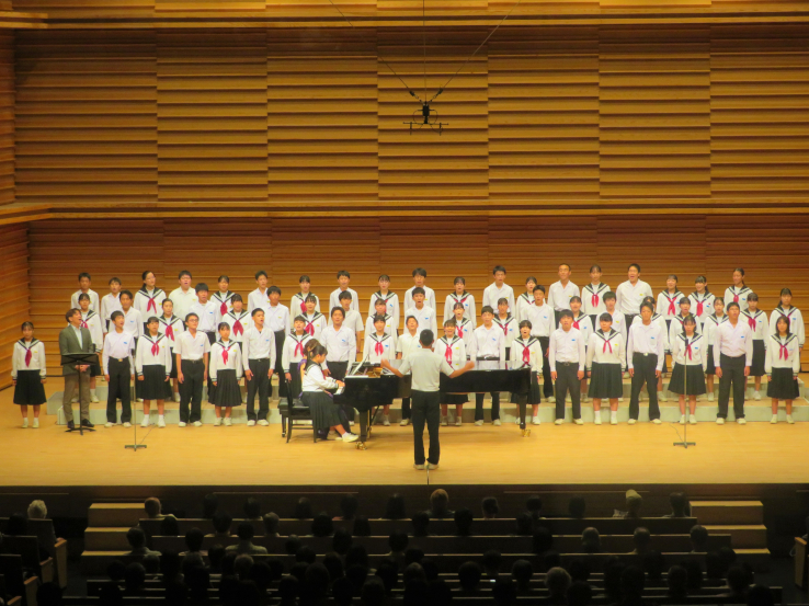藤木大地さんと大野原中学校合唱団とのリサイタル風景