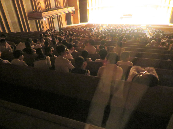 藤木大地さんと大野原中学校合唱団とのリサイタル風景