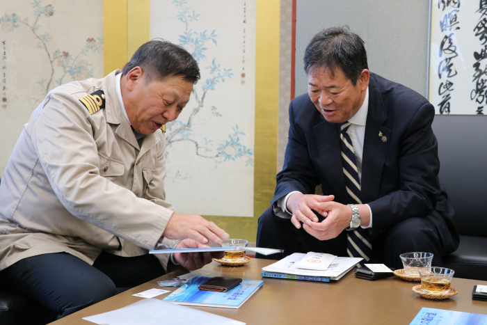 説明する三原さん