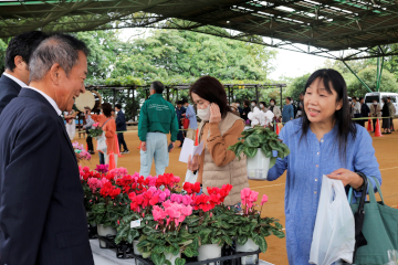 当選した花を選び、持ち帰る参加者